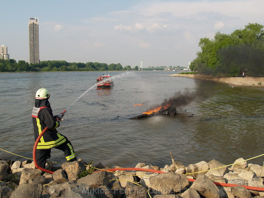 Kleine Yacht abgebrannt Koeln Hoehe Zoobruecke Rheinpark P152.JPG
